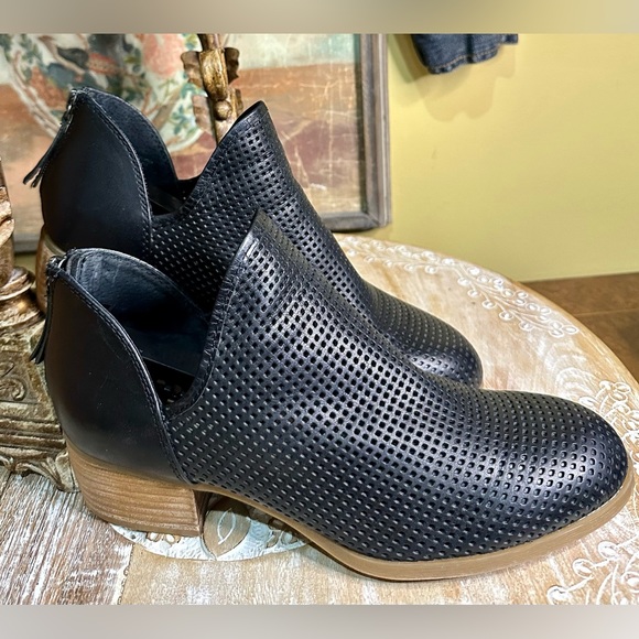 EUC Sofft Black Perforated Leather Ankle Bootie w/ V Notch Size: 8.5 - Picture 1 of 12